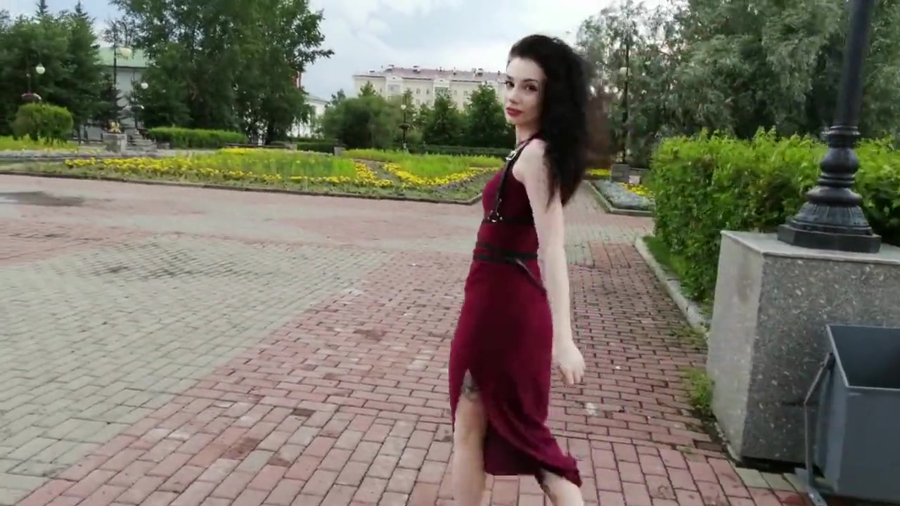 俄罗斯绝色美女穿着旗袍魅力倍增前凸后挺