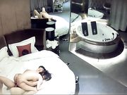 圆床套房年轻情侣激情造爱娇小短发美女被男友压着操干出好多白浆冲刺的时候超级刺激射完妹子还检查套子漏没漏