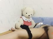 真实系列9-肤白奶大颜值高的漂亮美女出租屋内不小心被一个小帅哥弄晕了,各种姿势操,小穴都快干肿了！