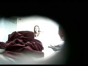 酒店偷拍年轻微胖哥和模特身材漂亮女友近距离镜头啪啪啪地方方言对白