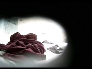 酒店偷拍年轻微胖哥和模特身材漂亮女友近距离镜头啪啪啪地方方言对白