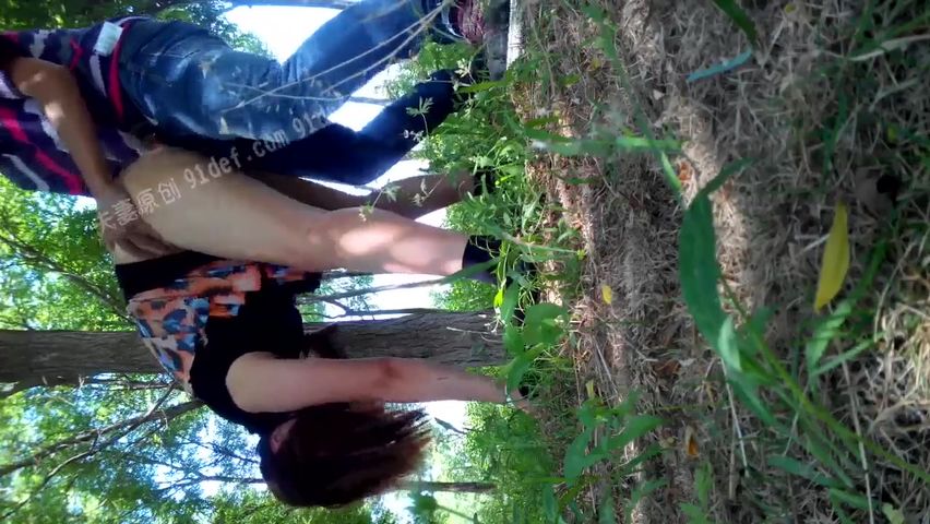 奸夫淫妇在公园小树林激情苟合-掀起裙子就干骚逼淫荡对白