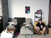 摄像头TP年轻妹子在家不穿内裤和男朋友一起玩虚拟头盔游戏