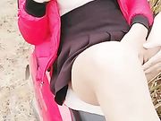 逼毛刮得很干净的淫荡骚妇勾引光头佬在摩托车上啪啪搞完还未满足用香蕉插插