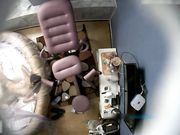 大学美女被男友哄到酒店后就要操她,妹子害羞不同意被男的抱到炮椅上硬干