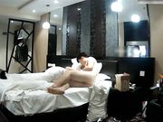 偷拍身材纤细柔韧度很高的舞蹈系长腿美女自带开档丝袜和新男友酒店啪啪