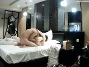 偷拍身材纤细柔韧度很高的舞蹈系长腿美女自带开档丝袜和新男友酒店啪啪