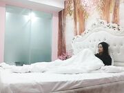 约操良家人妻骚熟女被窝里拉出来扣穴爆操