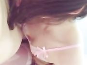 性感漂亮的姐姐自慰不满足想要被操偷偷掀开表弟被子吃硬JJ后坐上去