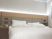 高端极品 168CM皮短裙 极品丝袜美腿 吸吮大屌对准骚穴插入 低低呻吟浪叫