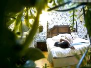 年轻水嫩的漂亮大学美女酒店被鸡鸡粗大的男友抱起来猛操后又趴在屁股上狂干内射,美女受不了呻吟惨叫