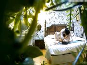 年轻水嫩的漂亮大学美女酒店被鸡鸡粗大的男友抱起来猛操后又趴在屁股上狂干内射,美女受不了呻吟惨叫