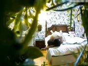 年轻水嫩的漂亮大学美女酒店被鸡鸡粗大的男友抱起来猛操后又趴在屁股上狂干内射,美女受不了呻吟惨叫