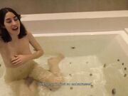 酒店女佣被抓到在他的按摩浴缸里 为了不被解雇 她会做任何事情