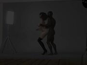 年轻的时尚女性在照相馆与黑人摄影师打炮