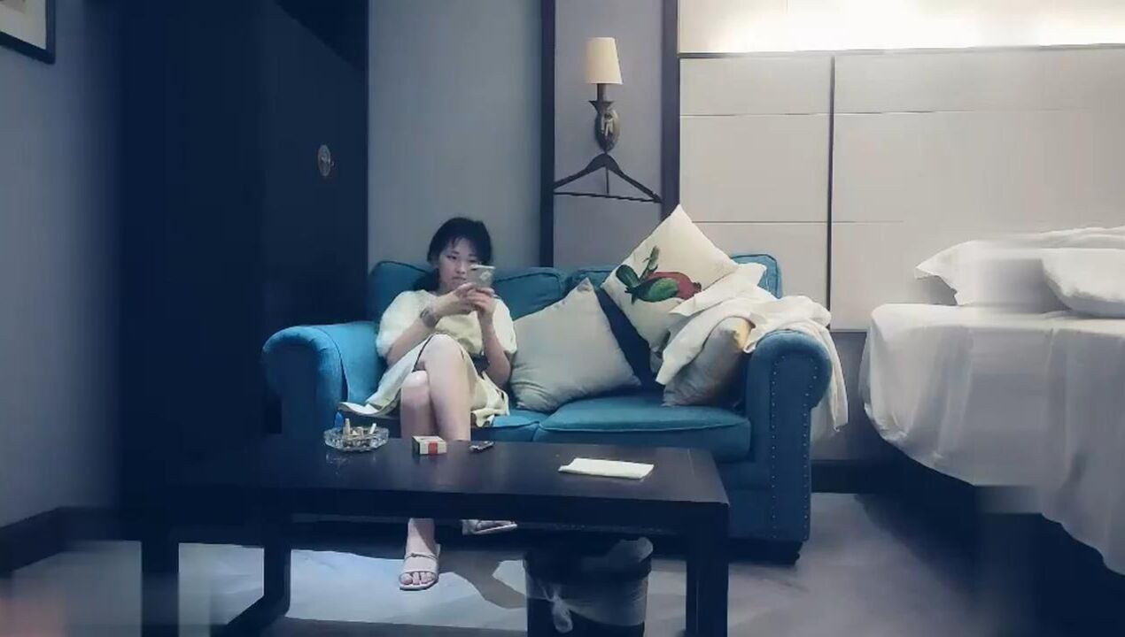 赵总寻花一线天肥逼可爱妹子沙发上掰穴抽插