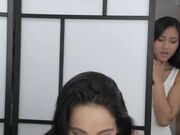 白色紧身按摩女孩为俩个极品美女裸体润滑油滴在阴唇兴奋玩起百合交太美了