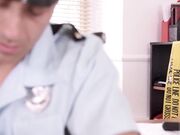 丰满的警察局长安吉尔 威基让他的大鸡巴得到满足