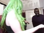 绿发辣妹给两个黑人男子手淫和口交各种深喉