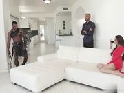 男脱衣舞娘和他的帮手用处理熟女性冲动