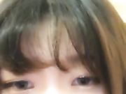 看着年龄不大挺萌的美女主播全裸漏逼道具尾巴插BB大秀