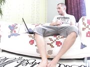 黑发美女抓到男友打飞机用身体给予帮助