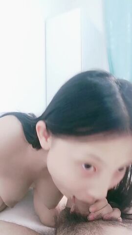 露天阳台深喉口交玩的好刺激，让大哥揉着小奶子爆草蹂躏1