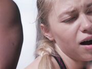 塞尔瓦吉亚的屁股被巨大的黑鸡巴猛击 而她的继父正在工作