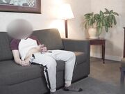 绿帽老公让人在他面前操他老婆到腿软求饶无责任内射