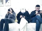 两个妹子留下一个啪啪 穿上黑色网袜沙发上操后入骑坐猛操