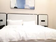 长相甜美白裤大奶外围妹 镜头特写深喉口交 扶着小腰后入抽插猛操