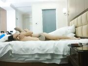 同时来两外围妹留下一个 黑裙大长腿穿上开档丝袜 润滑油揉搓逼