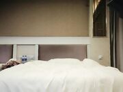 花臂纹身让妹子自己自慰 侧入猛操太大妹子受不了 后入大力撞击