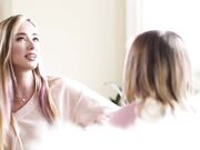 辣妹邀请性感的海莉 里德和她们的闺蜜来为她的新家举行落成典礼