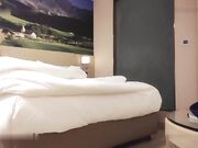 想要关灯 没门儿 这么极品的漂亮御姐关了灯 吃瓜群众还怎么看打炮戏啊