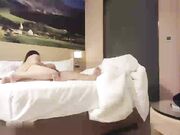 想要关灯 没门儿 这么极品的漂亮御姐关了灯 吃瓜群众还怎么看打炮戏啊