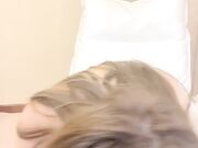 高颜值逼逼无毛白虎妹子道具自慰 婚纱情趣装白色网袜椅子上道具JJ抽插自慰