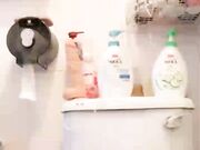 红色奶头高颜值妹子卫生间道具自慰 全裸马桶上道具JJ抽插洗澡炮友摸奶