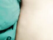 冒充滴滴网约车路边拉少妇上车假借消毒给少妇喷催情药欲火浑身求被干呻吟刺激