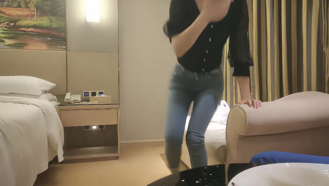 极品空姐，黑丝大长腿，天使脸庞魔鬼身材，肤白貌美一对粉乳，注定一场难忘的交合