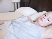 华裔小伙干洋妞_长得像芭比娃娃的少妇熟练毒龙，太反差了