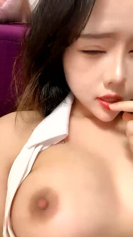 白皙红唇御姐范女神 特写少毛逼逼细节手指抠穴第一视角大黑牛刺激私处