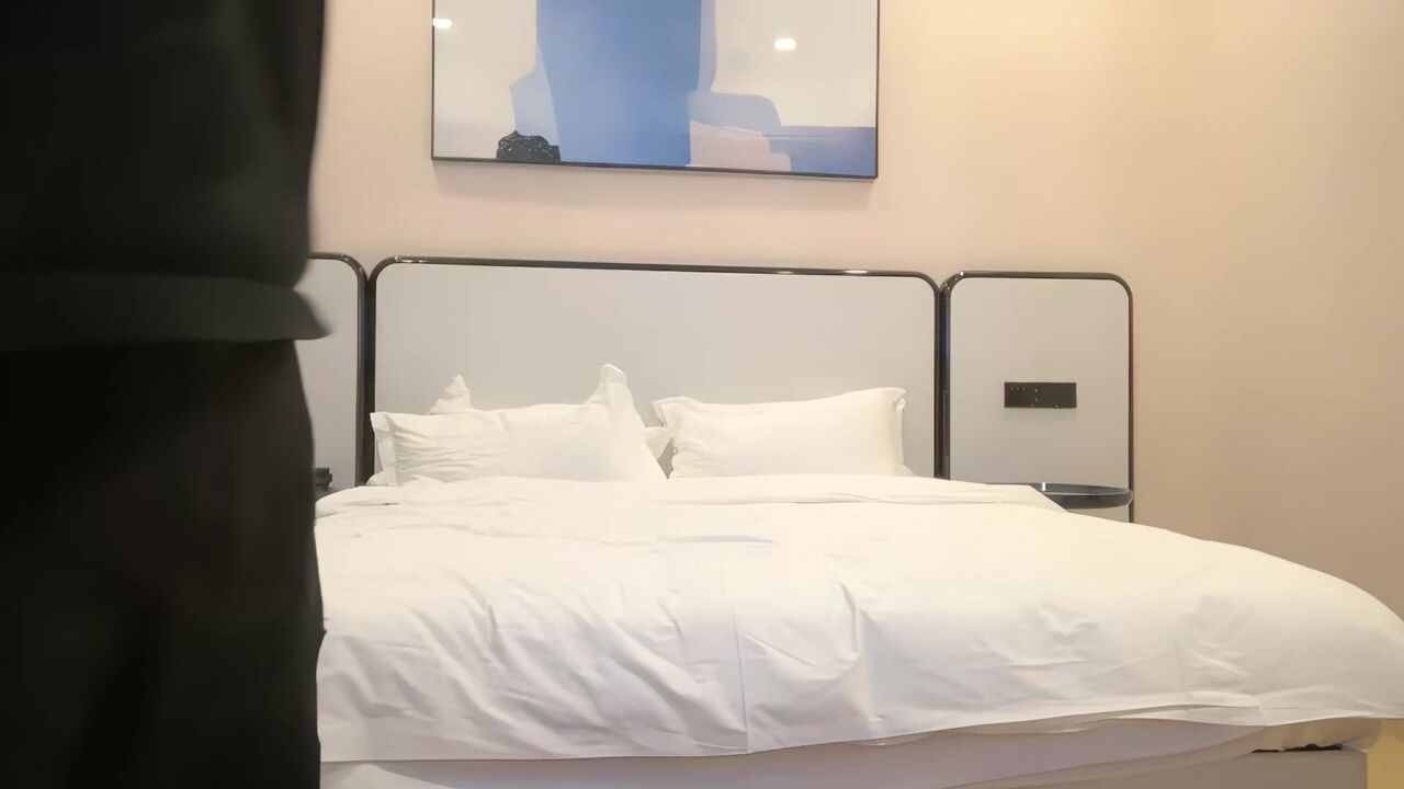 白色短裙吊带萌妹子，口交舔屌近距离拍摄，上位骑乘翘起屁股后入，操的妹子呻吟娇喘连连