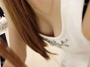 可爱的脸真是让人爱不释手 下蹲屁股超近拍 胸和M字胯股间都能顺利完成