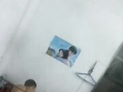 气窗偷拍一对中年夫妇在出租房啪啪 听声音外面还很嘈杂难道不怕发现