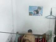 气窗偷拍一对中年夫妇在出租房啪啪 听声音外面还很嘈杂难道不怕发现