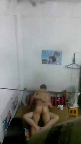 气窗偷拍一对中年夫妇在出租房啪啪 听声音外面还很嘈杂难道不怕发现