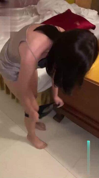 【保险推销员泄密】保险推销员为了获取一张大额保单，被灌醉带去小旅馆，疯狂晚弄一整晚视频曝光流出