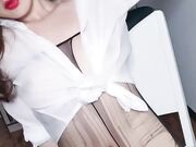 美女穿着黑丝红边大长腿 在凳子上大秀