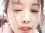 高颜值萌妹子 兜里掏出胡萝卜抽插自慰 近距离特写非常诱人